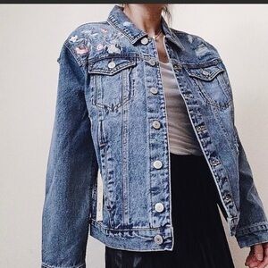 🎉🎉HP🎉🎉Jean jacket NWOT distress denim jacket w floral embroidery